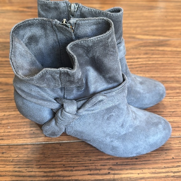 Nine West Grey Heel Booties Size 8 - Picture 2 of 6